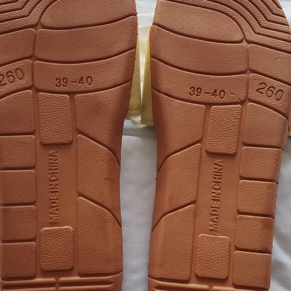 pom pom sandals - Picture 3 of 4